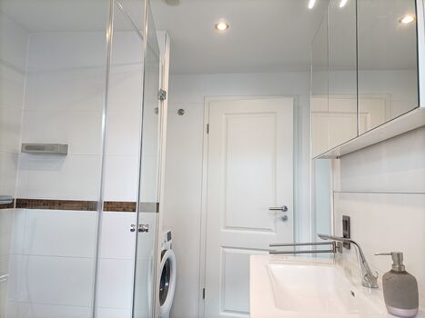 Bad mit Dusche und Wanne 