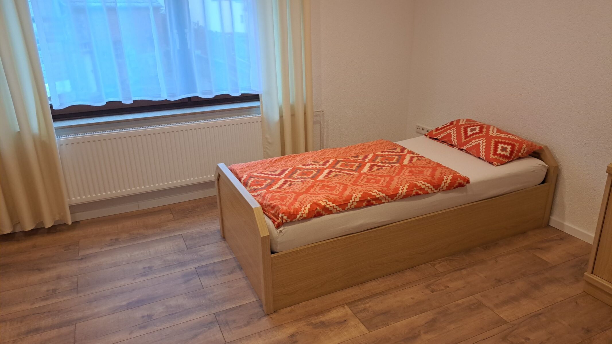 1x Doppelzimmer, 2x Einzelzimmer, Esszimmer, Wohnzimmer, Bad, Abstellraum, Küche