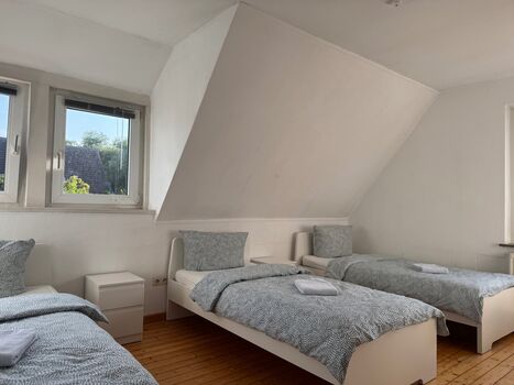 OG Wohnung mit Balkon und einem EZ im Grünen an der A1 Bild 3