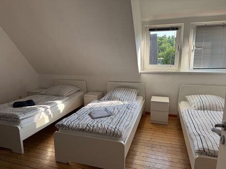 OG Wohnung mit Balkon und einem EZ im Grünen an der A1 Bild 2