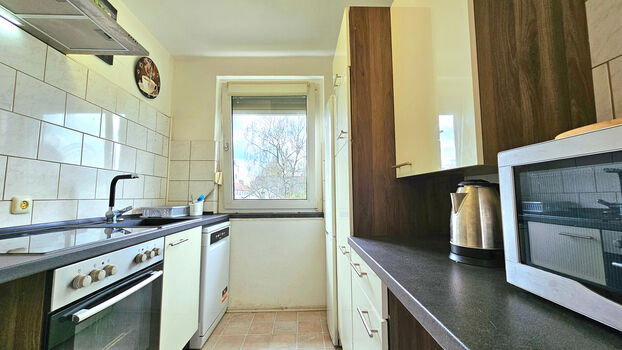 4-6 Leute mit Garten und Parkplatz vor dem Haus Foto 2