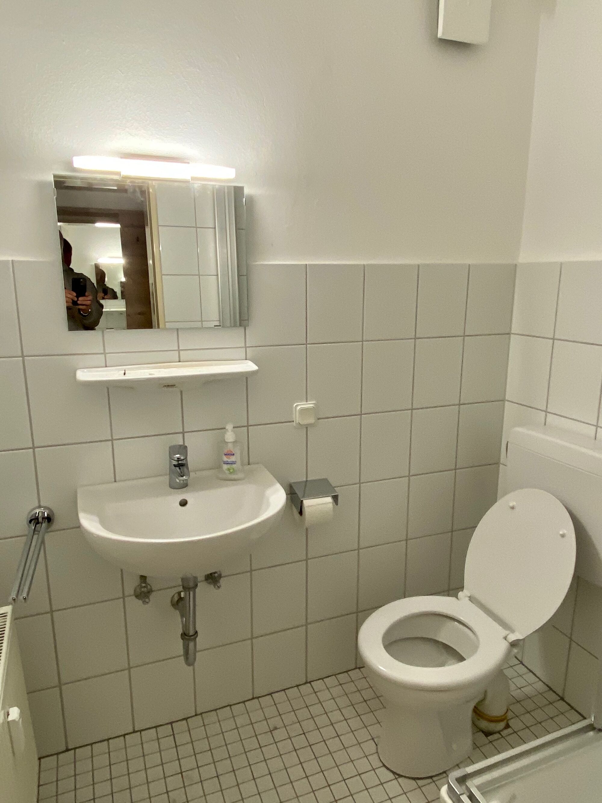 Eigenes Badezimmer mit Dusche und WC 