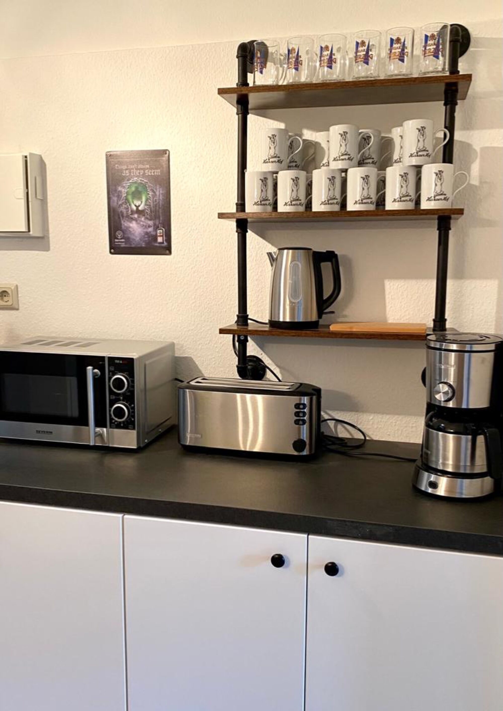 Küche mit Mikrowelle, Toaster und Kaffeemaschine 