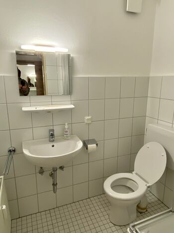 Eigenes Badezimmer mit Dusche und WC 