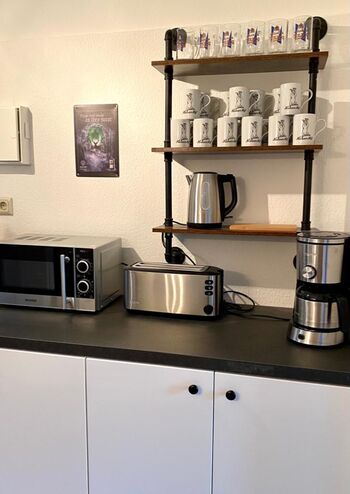 Küche mit Mikrowelle, Toaster und Kaffeemaschine 