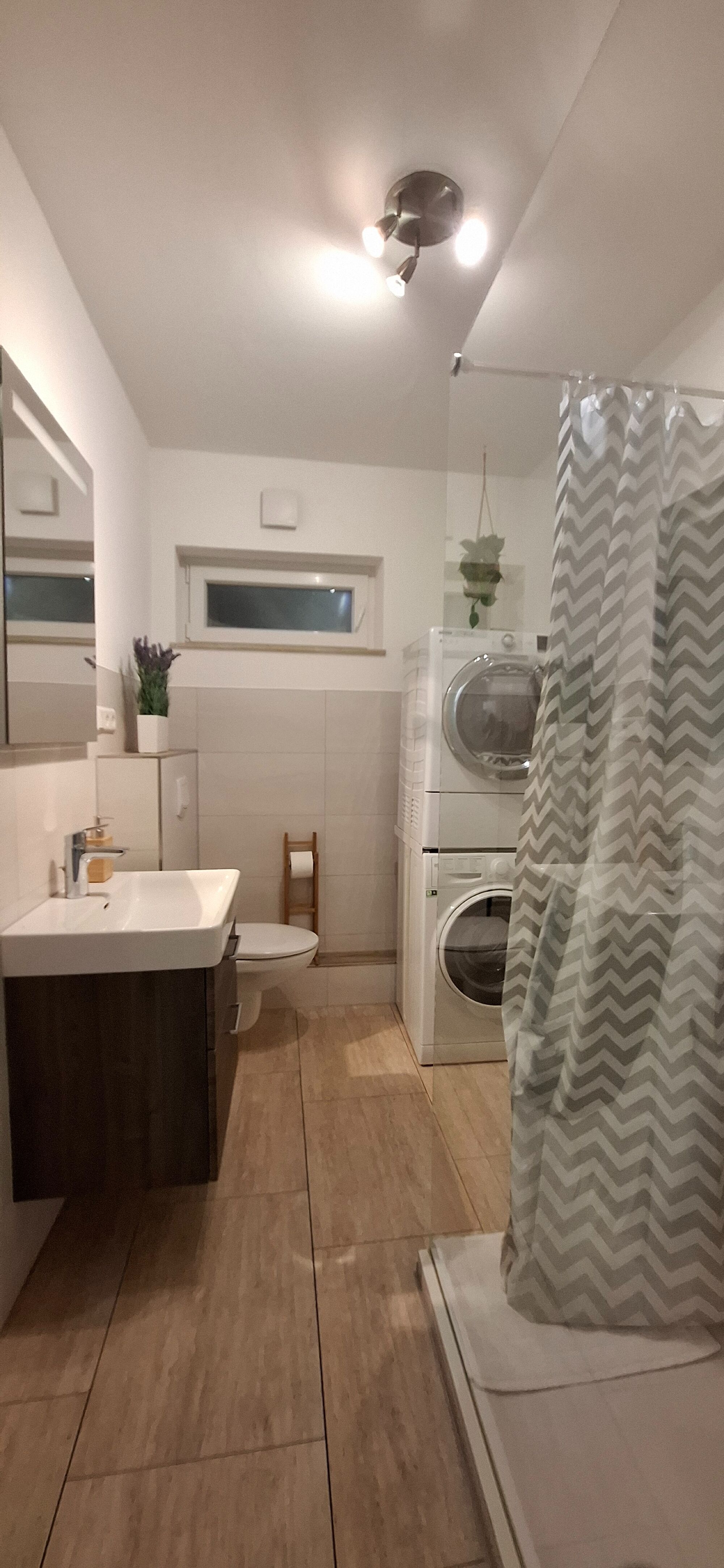 Badezimmer mit Trockner und Waschmaschine Sonneberg 3 BR
