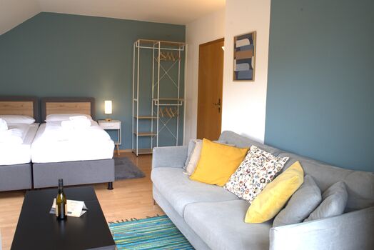 Schlafzimmer groß mit Balkon / Weinbergblick 