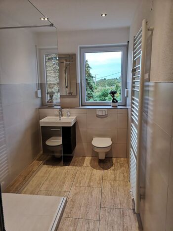 Dusche und WS / Burgpanorama 3 BR/ 2 BA
