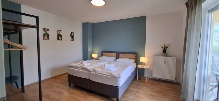 Schlafzimmer mit Balkon / Sonnenberg 3 BR
