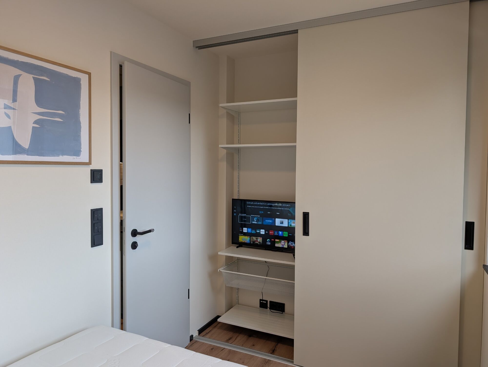 Schlafzimmer mit Schrank und Smart-TV