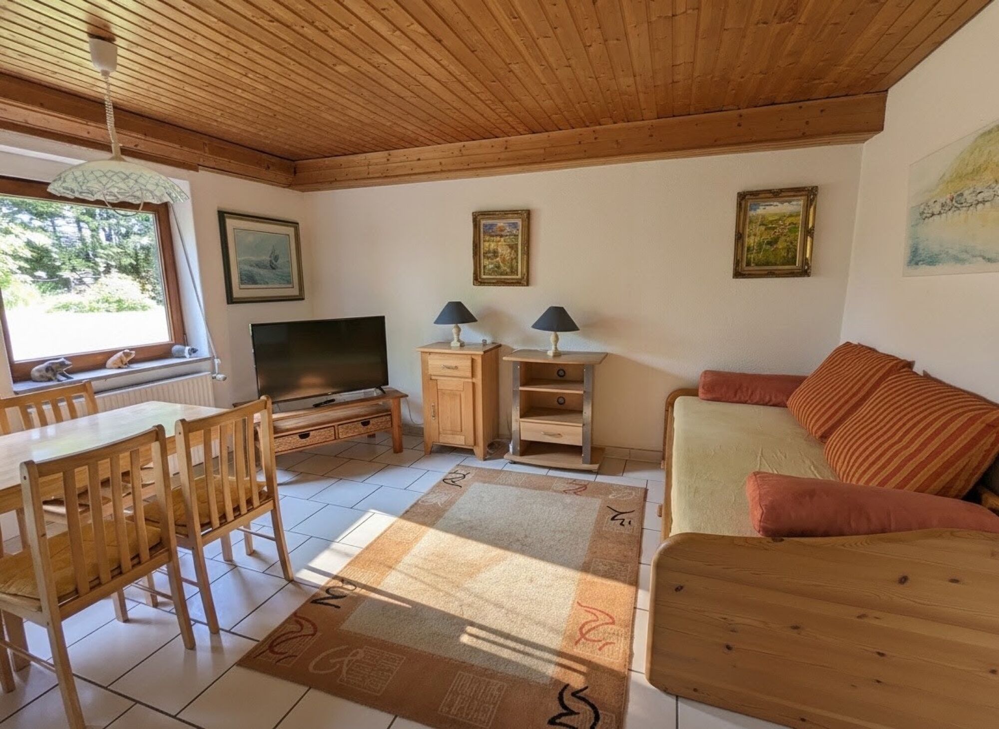 2te Küche im UG, mit Fernseher und Sitzmöglichkeiten 
