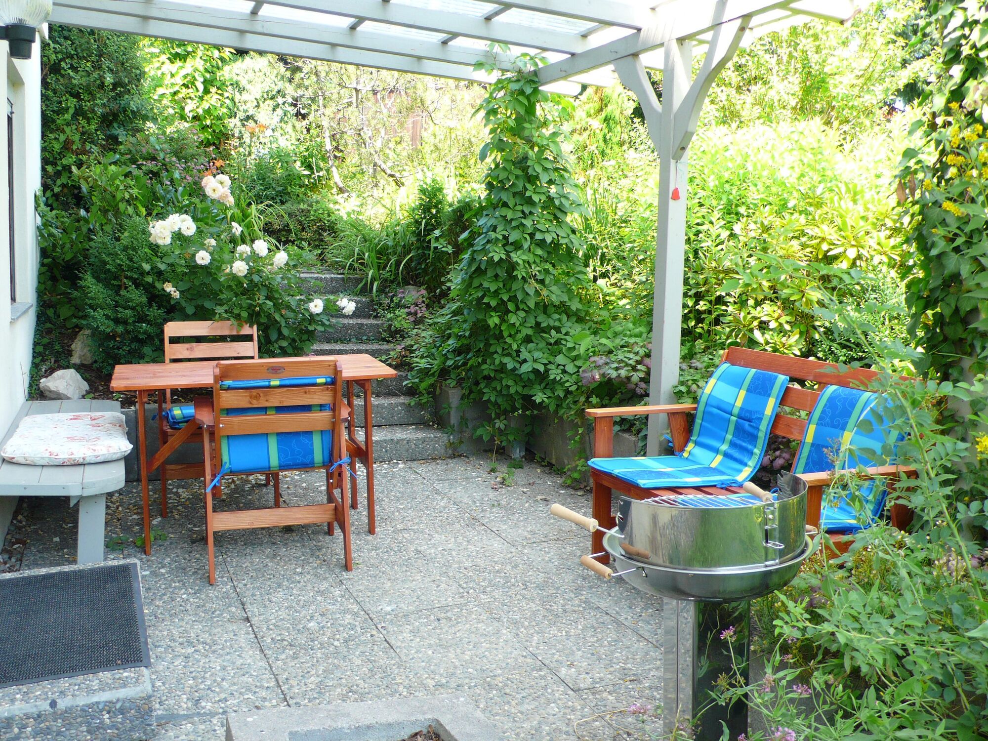 Untere Terrasse mit Eingang in den UG