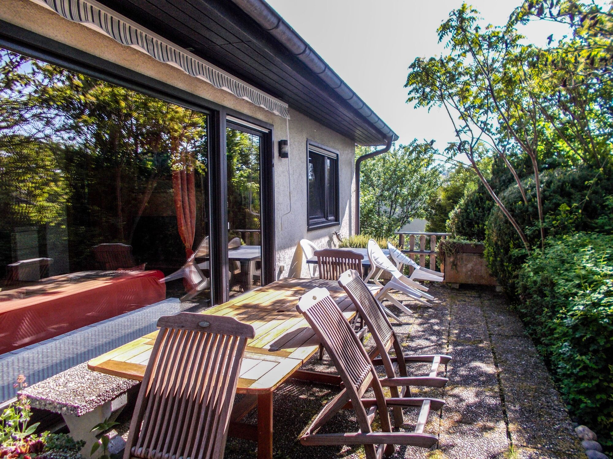 Große Terrasse mit 2 Tischen und mehreren Sitzmöglichkeiten 