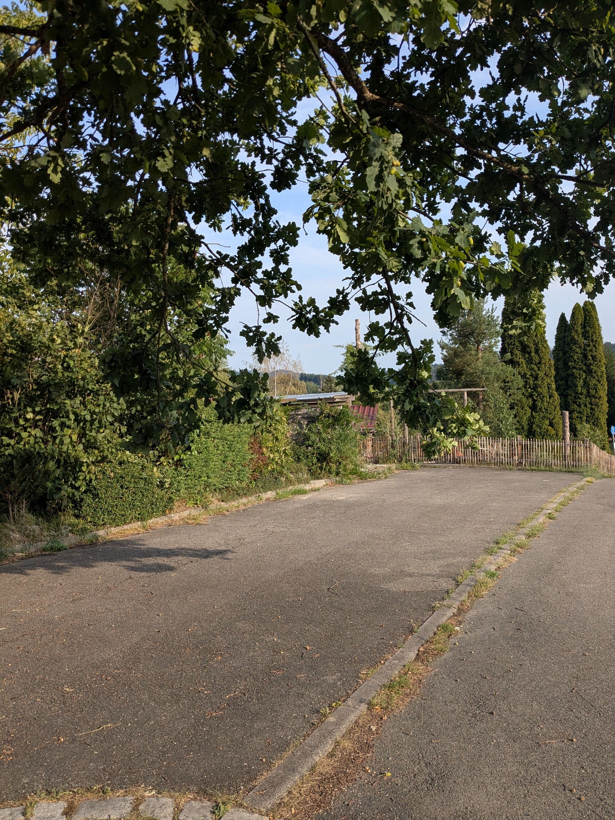 Großer kostenloser Parkplatz in der parallel Straße, 2 Gehminuten vom Haus entfernt 