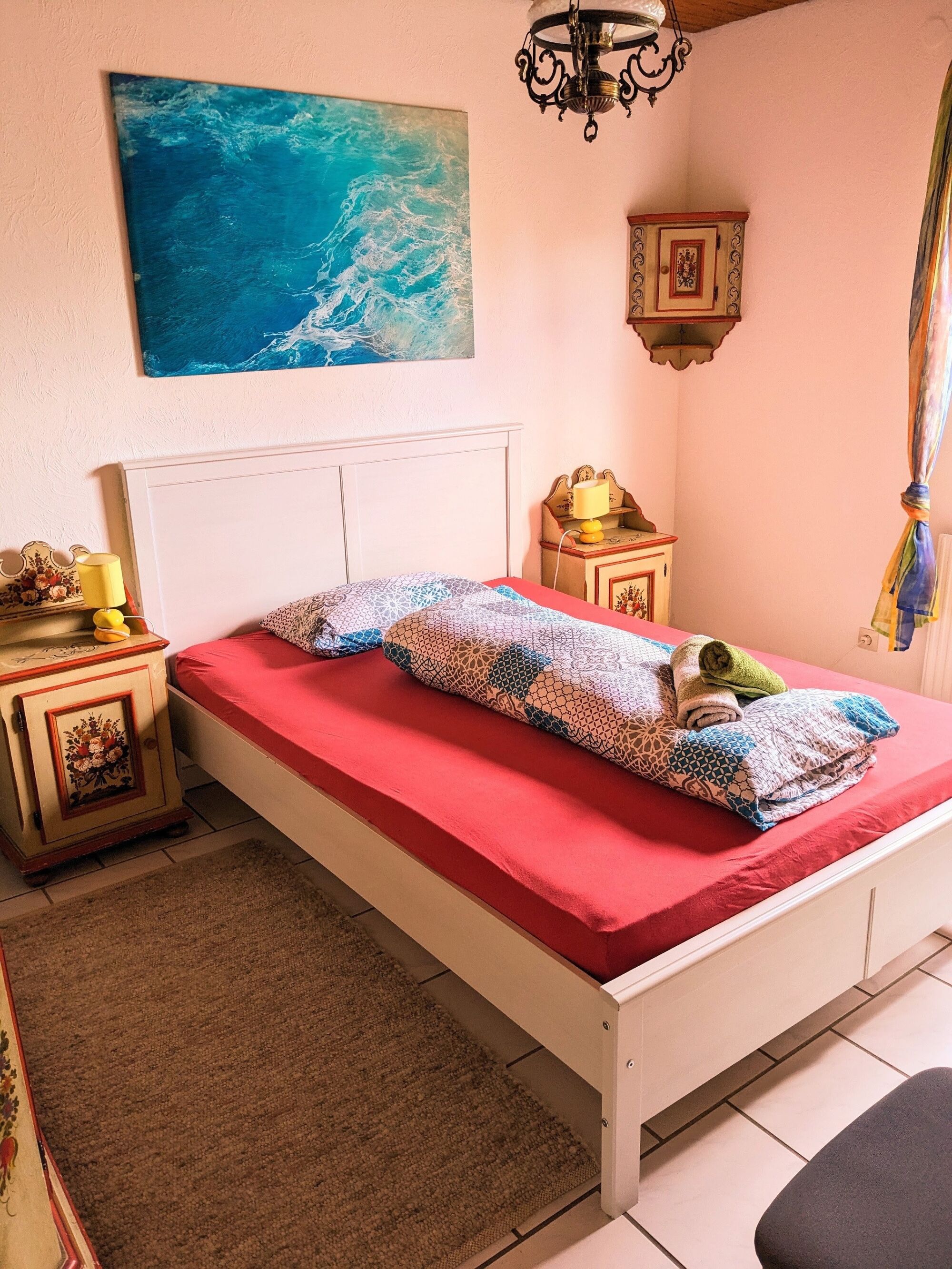 Schlafzimmer im EG mit einem großen Einzelbett 