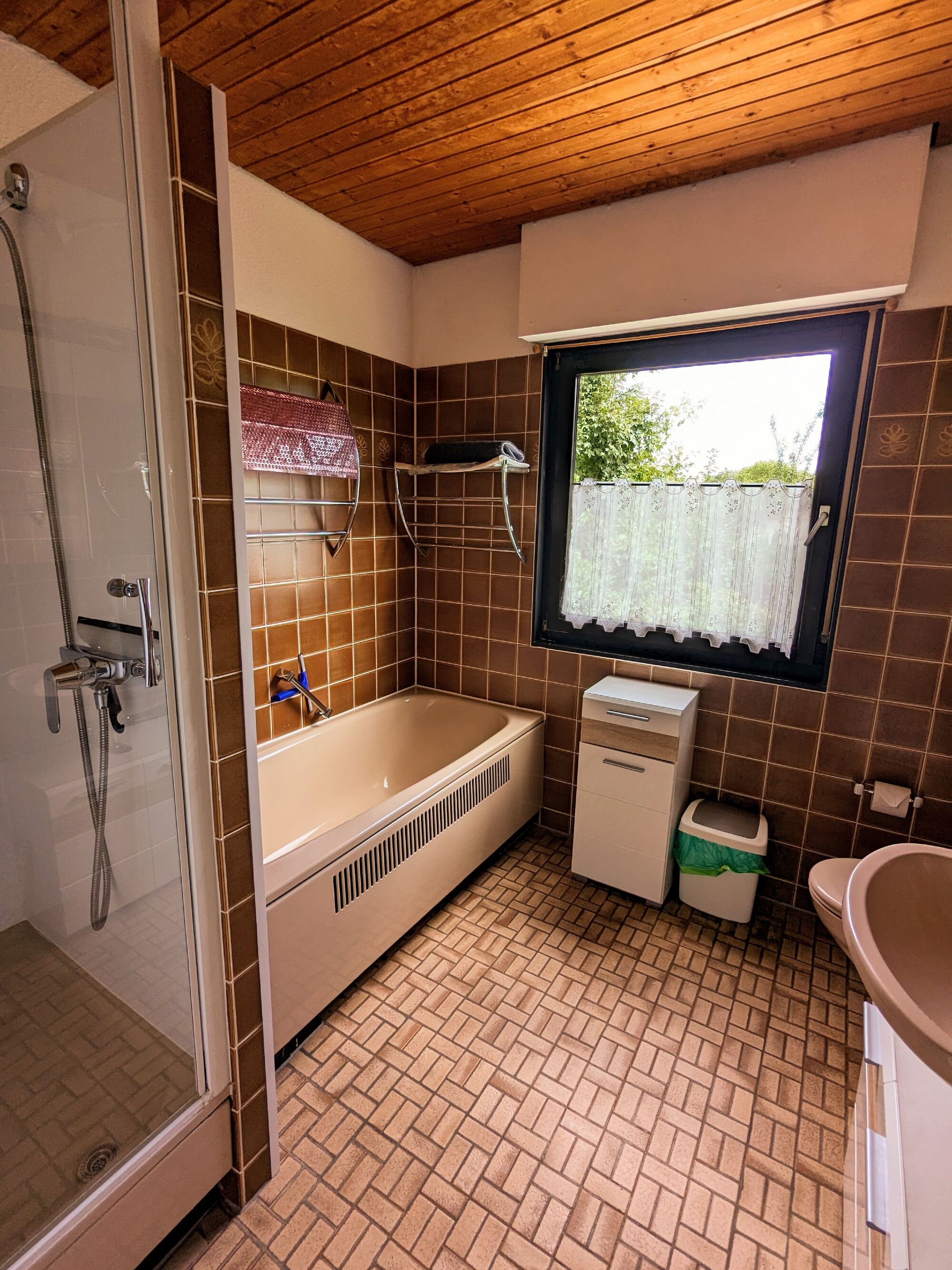 Badezimmer im EG mit Bad, Dusche und WC 