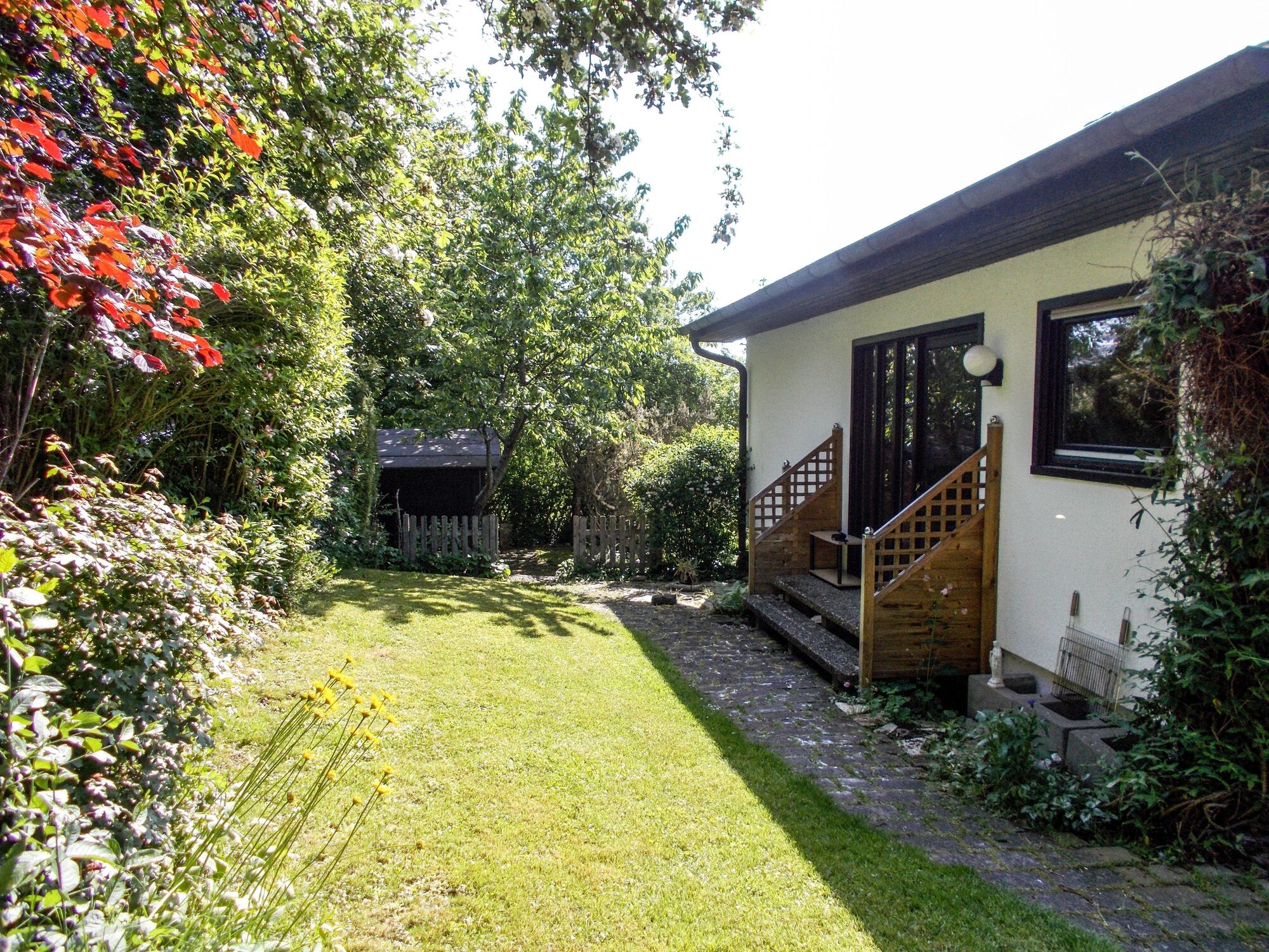 Oberer Garten mit Eingang zum Haus 