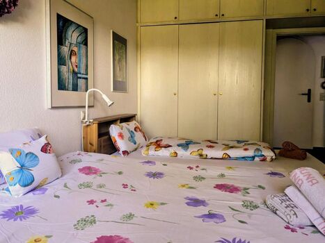 Schlafzimmer im Haus gegenüber 