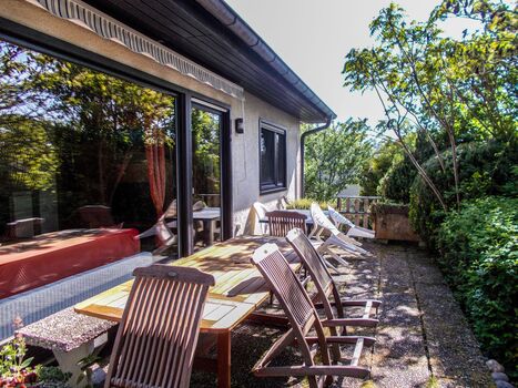 Große Terrasse mit 2 Tischen und mehreren Sitzmöglichkeiten 