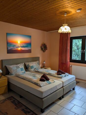 Schlafzimmer im EG. Betten werden ggf außernander geschoben damit 2 komplett separate Einzelbetten entstehen 