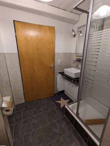 Badezimmer im UG mit Dusche und WC 