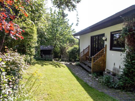 Oberer Garten mit Eingang zum Haus 