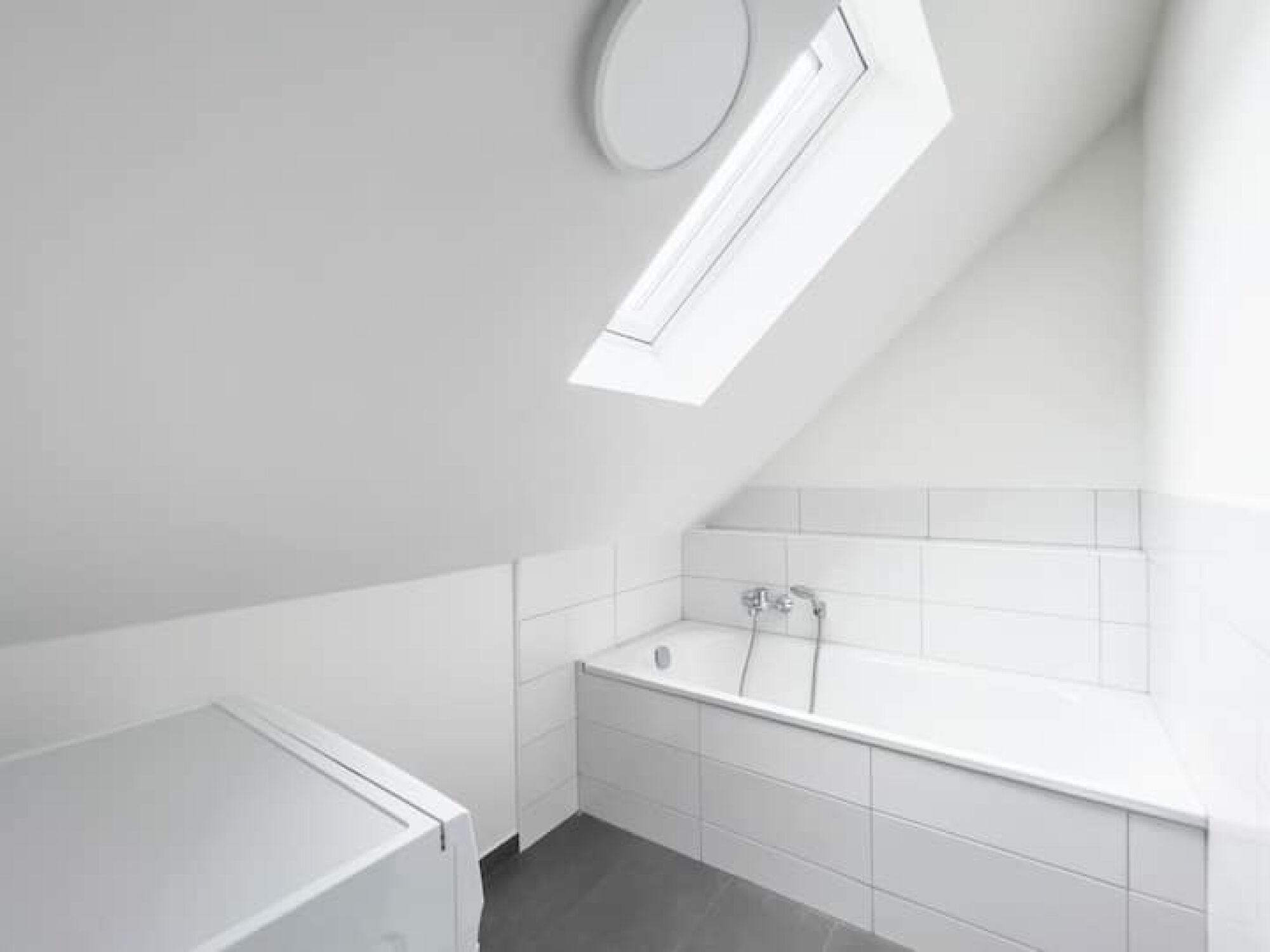 Modernes Badezimmer mit Waschmaschine