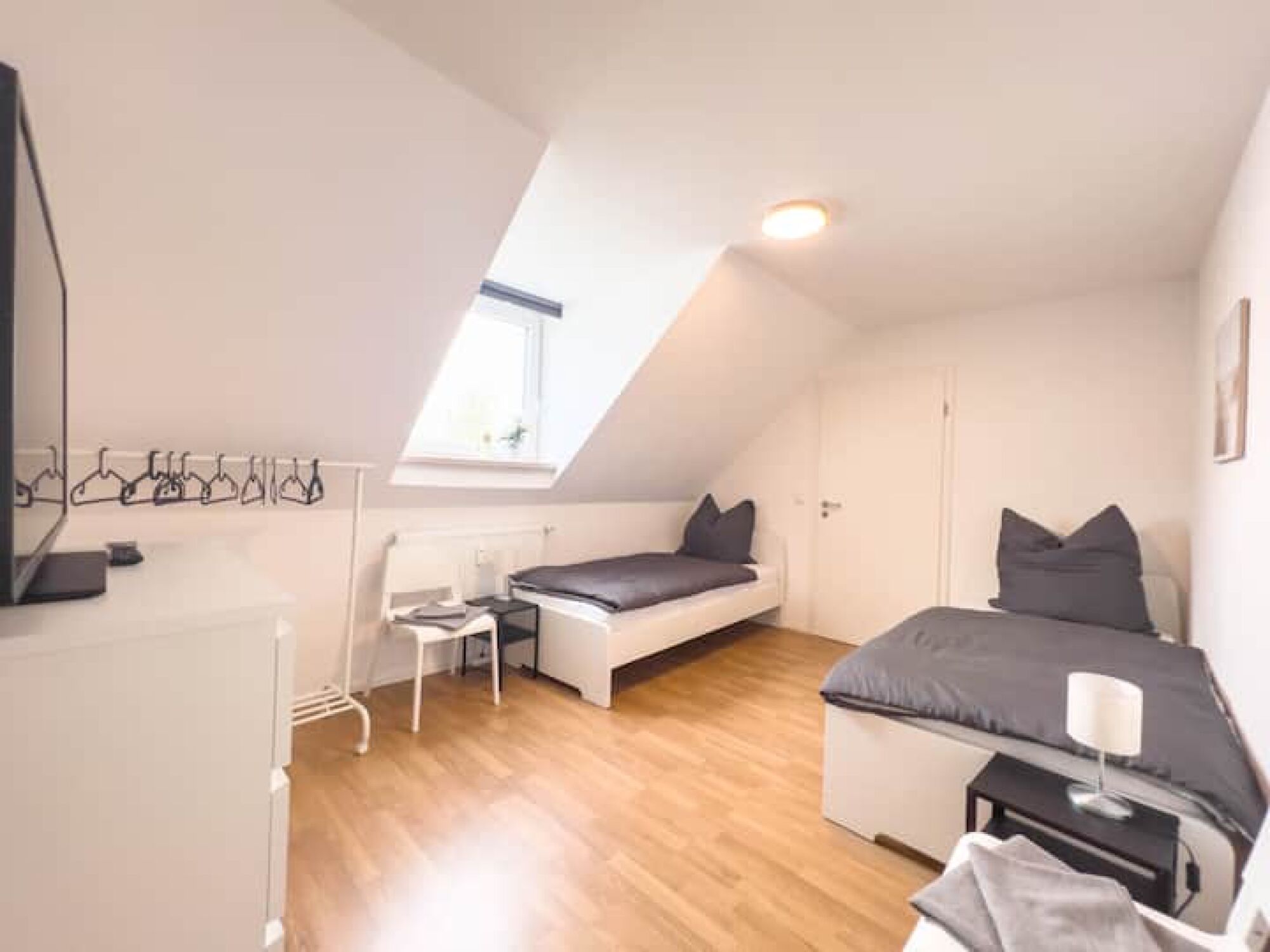 Einzelbetten, Nachttisch, SmartTV
