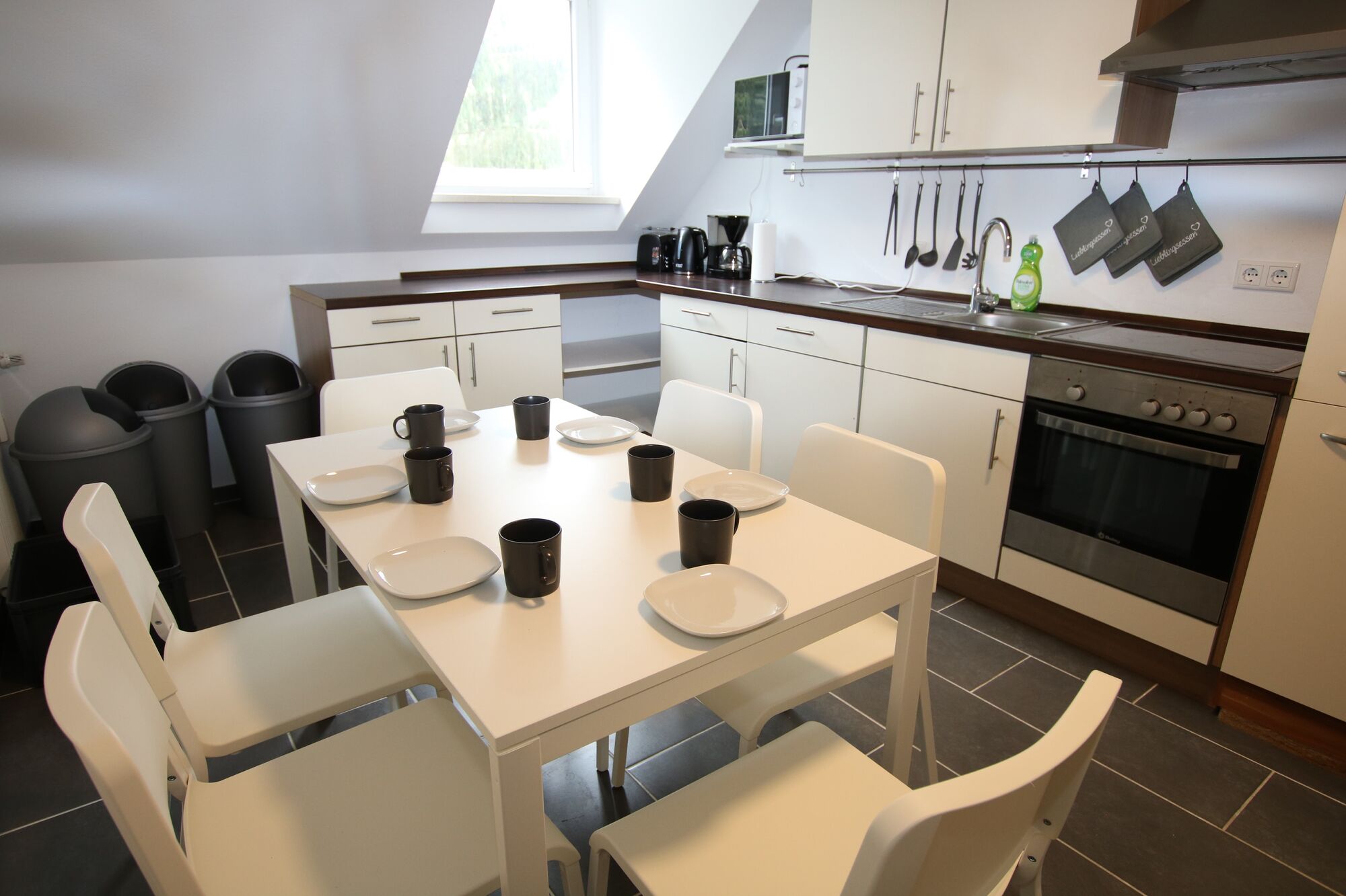 Essbereich und moderne Küche, voll ausgestattet