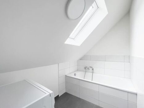 Modernes Badezimmer mit Waschmaschine