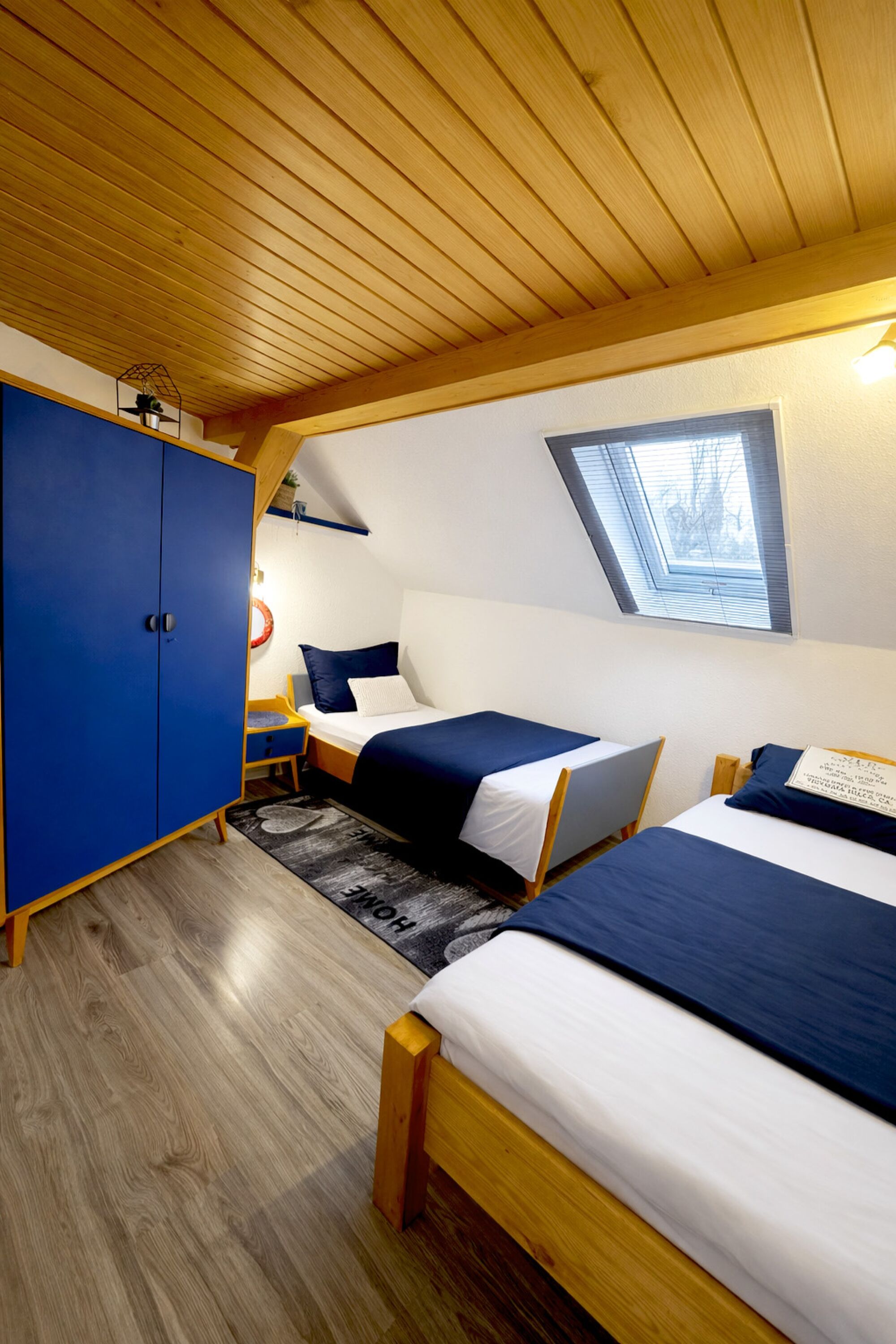 Schlafzimmer 2 mit 2 Betten und Schrank 