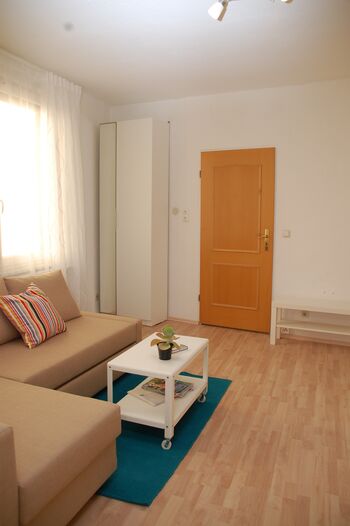 Blick vom Wohnzimmer auf die Eingangstür