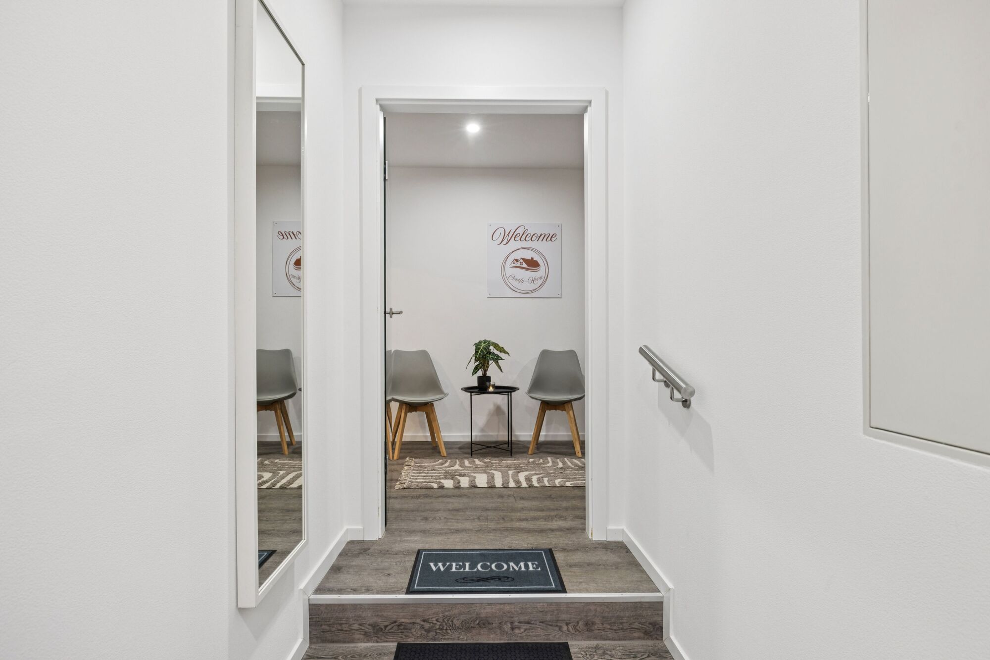 Vorflur mit Blick in den Wohnungsflur (1 Stufe) und Geländer