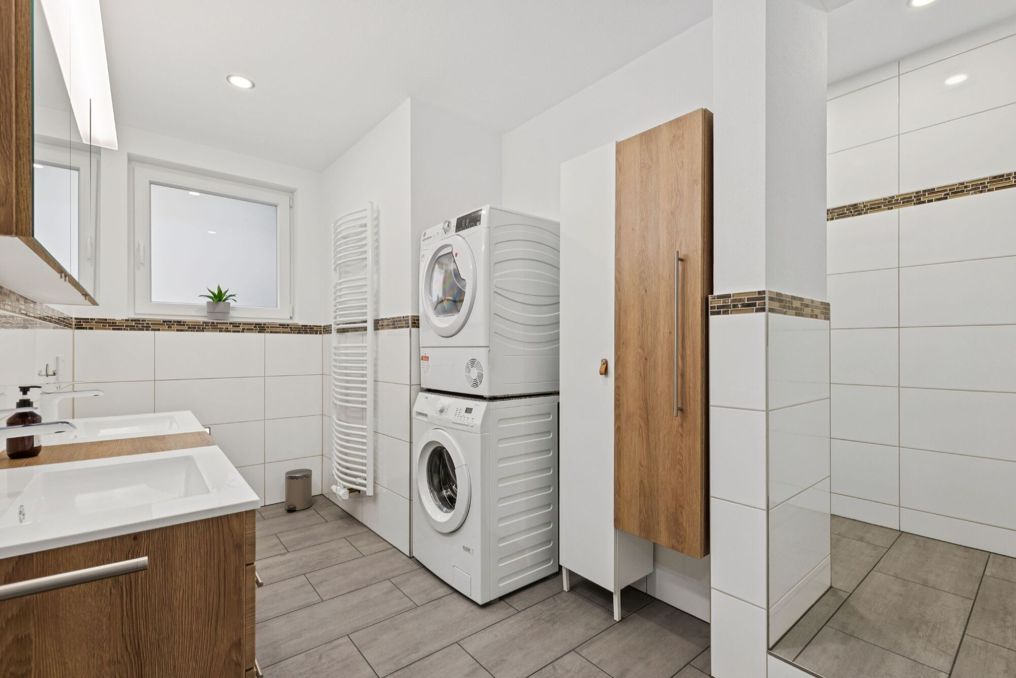 Bad mit Doppelwaschbereich, Waschmaschine, Trockner, Stauraum und Dusch-Nische