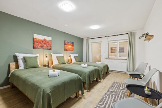 3-Bettzimmer mit getrennten Betten, Sitzbereich, Blick in überdachten Bereich