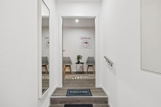 Vorflur mit Blick in den Wohnungsflur (1 Stufe) und Geländer