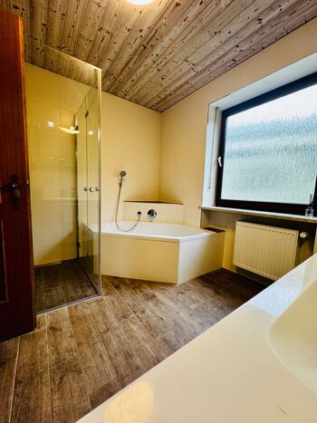 Mit Dusche und Badewanne