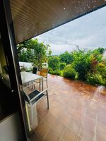 Eine traumhafte Terrasse lädt ein zum gemütlichen Grillen und zum Verweilen in geselliger Runde.