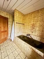 Ein weiteres Badezimmer mit Dusche und Badewanne 