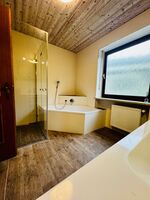 Mit Dusche und Badewanne