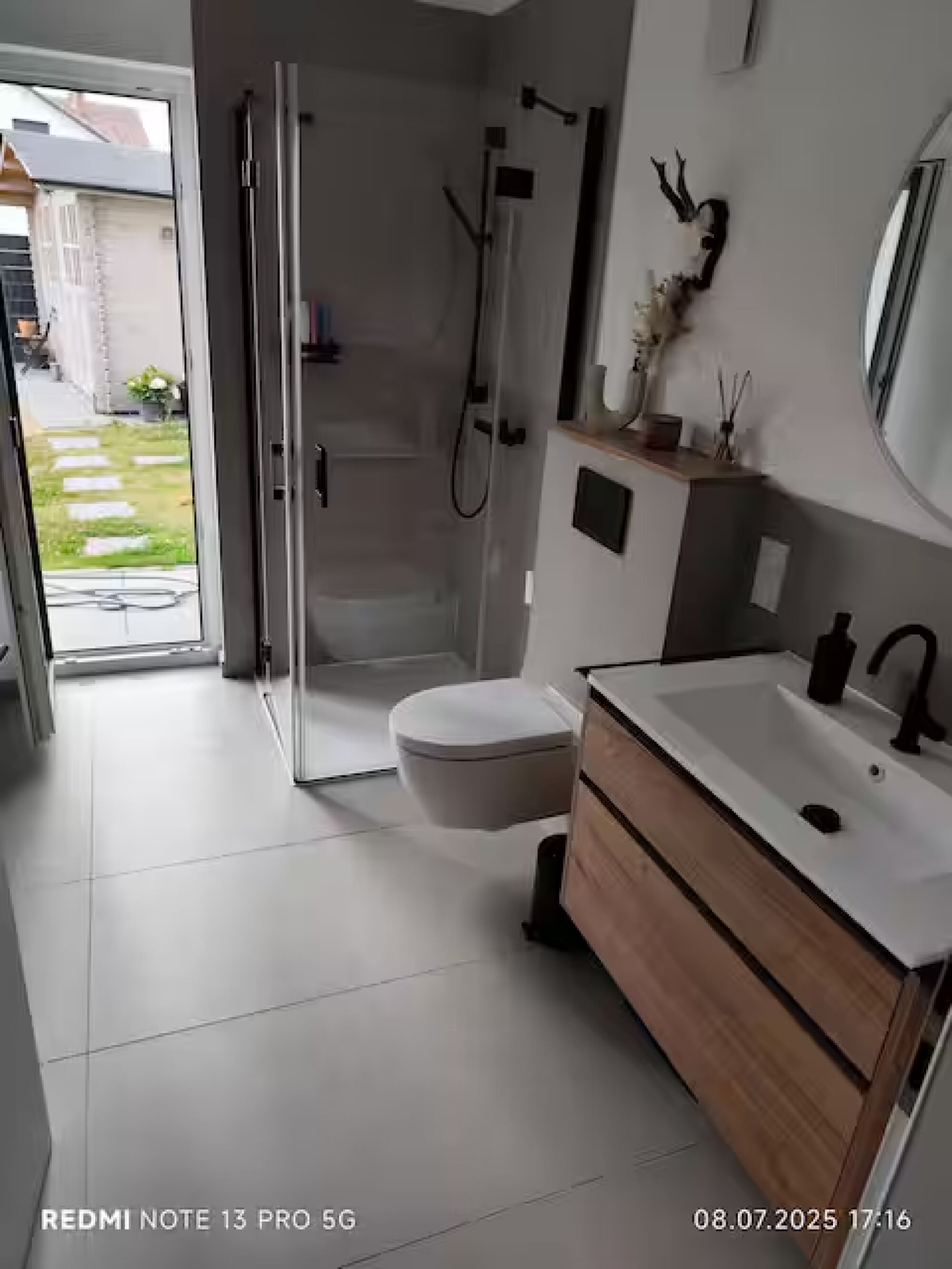 Badezimmer hat direkten Zugang zur Sauna/Whirlpool