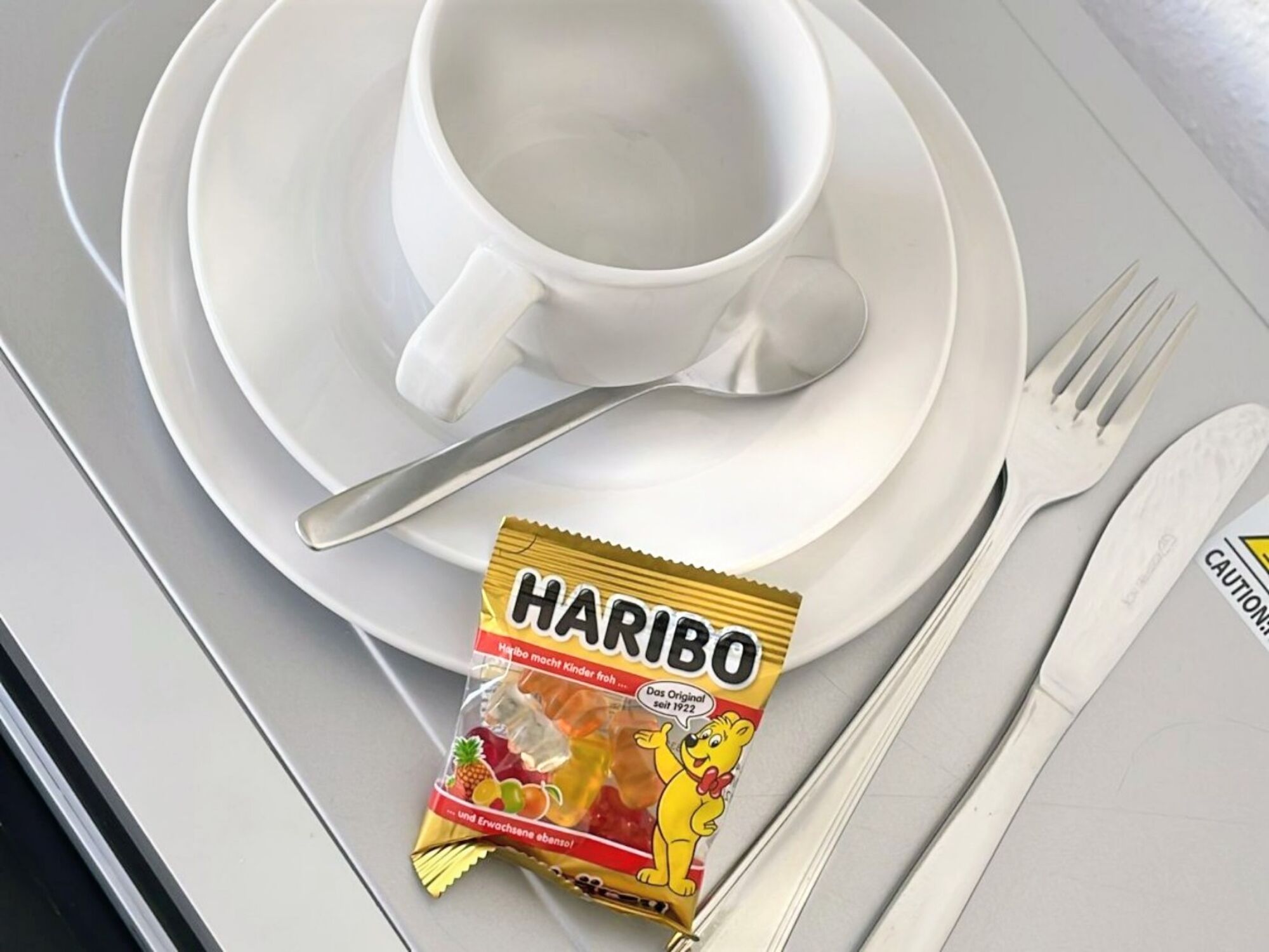 Geschirr ist in jedem Zimmer vorhanden