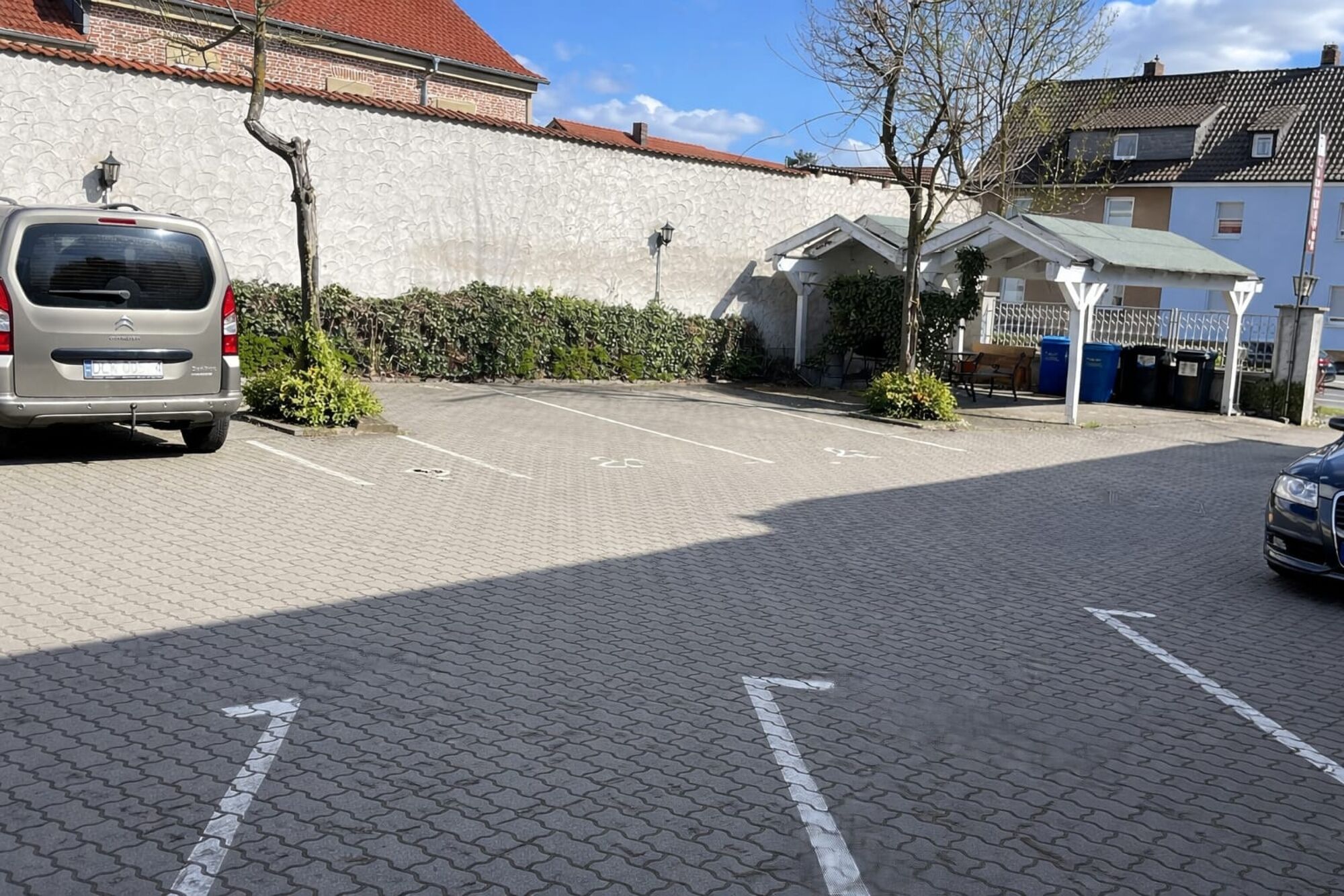 Parkplätze sind direkt an der Pension vorhanden