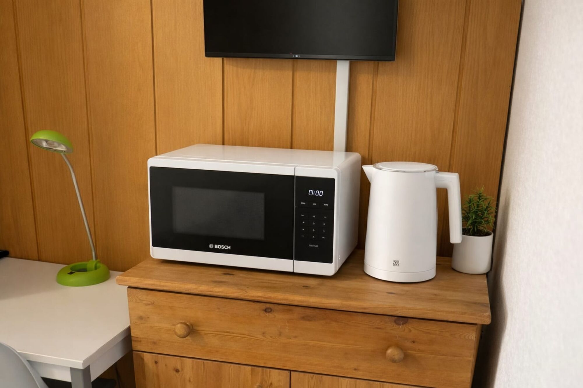 Jedes Zimmer hat eine Mikrowelle und einen Wasserkocher