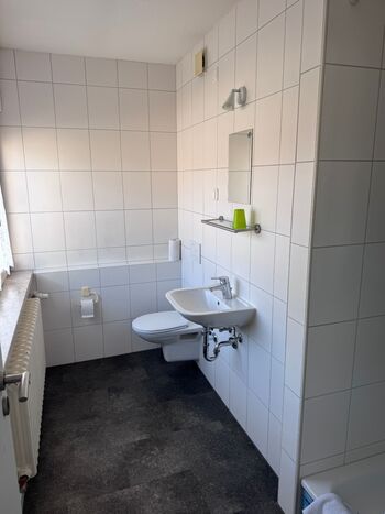 jedes Zimmer verfügt über ein eigenes Badezimmer