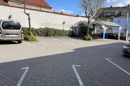 Parkplätze sind direkt an der Pension vorhanden