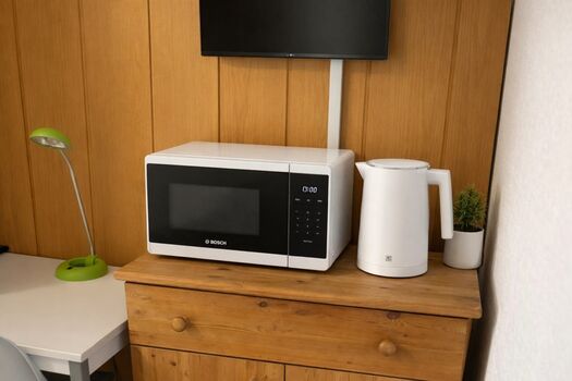 Jedes Zimmer hat eine Mikrowelle und einen Wasserkocher