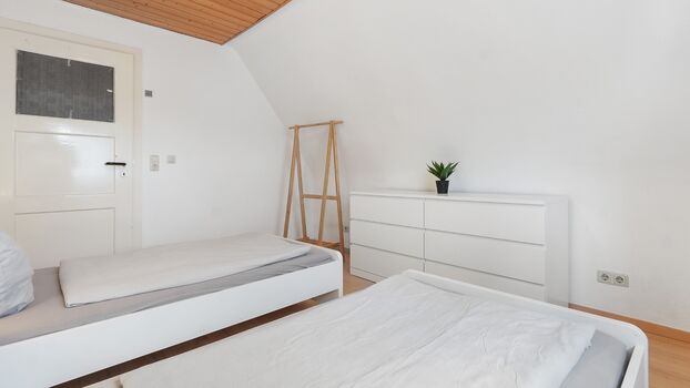 DG: Schlafzimmer 1