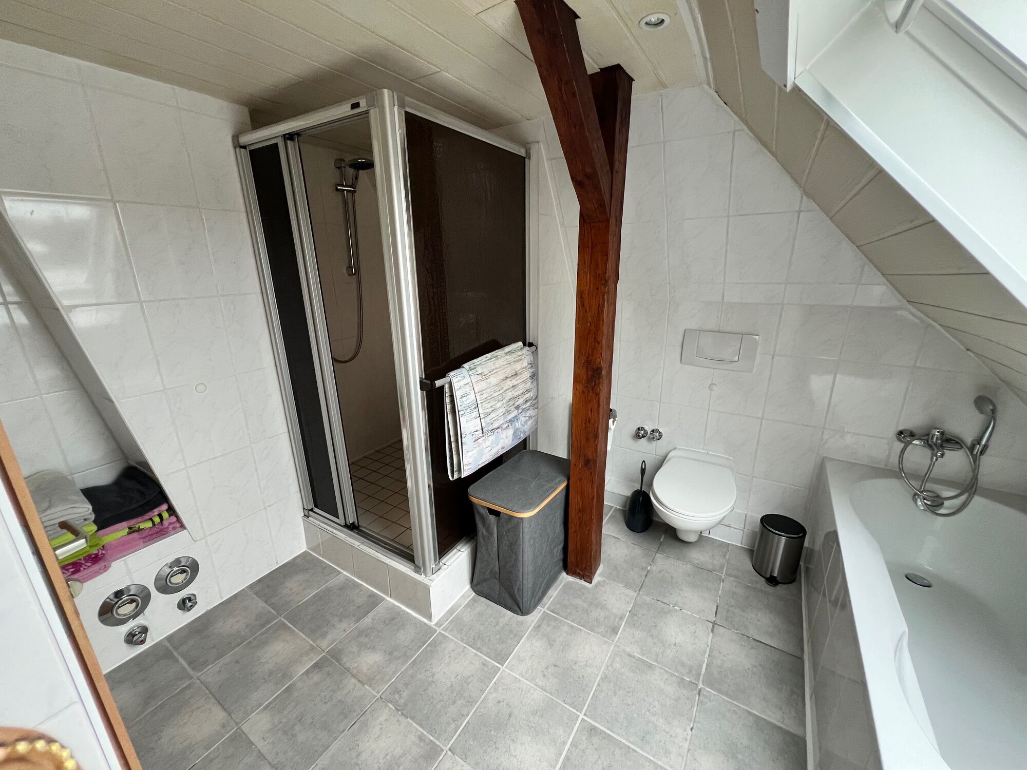 Dusch-/Wannenbad mit WC