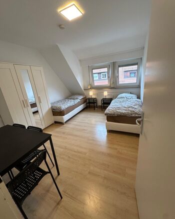 ZWEIBETT ZIMMER MIT ESSTISCH